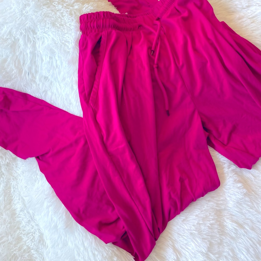 5 for $25. Bright pink joggers. Worn a handful of times. Like new. Size small.